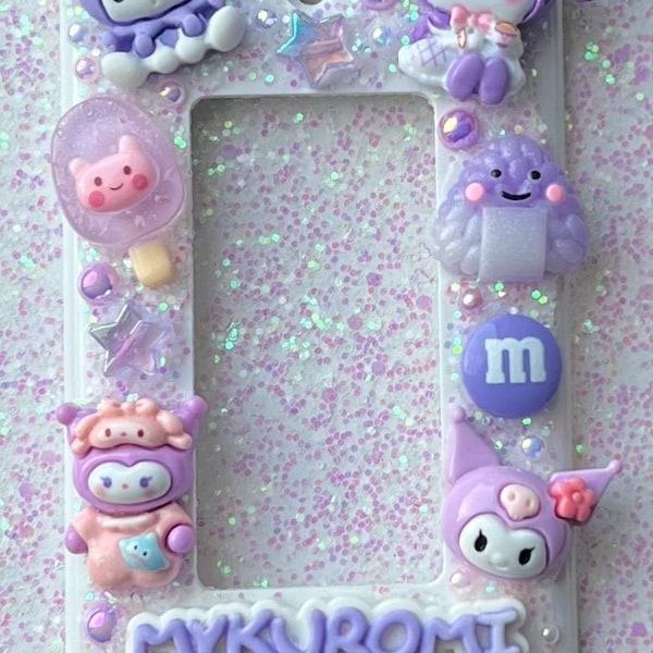 Cubierta de interruptor de luz con personaje morado kawaii