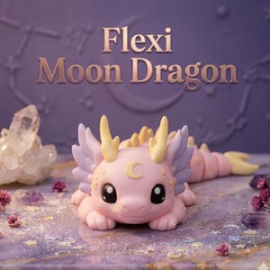 Op de afbeelding: Een lichtroze gearticuleerd drakenfiguur met lichtgele hoorns en paarse vleugels. De draak heeft een maansikkel-symbool op het voorhoofd en kleine steraccenten. De tekst "Flexi Moon Dragon" wordt boven de figuur weergegeven.