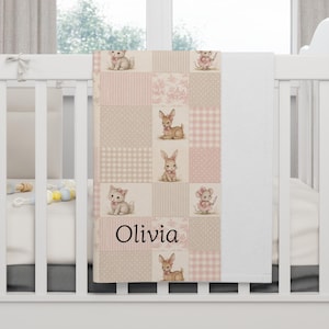 Può includere: Una morbida coperta per neonati con un design patchwork nei toni del rosa, beige e bianco. Il motivo include illustrazioni di gattini, cerbiatti, coniglietti e topolini, con il nome Olivia stampato in nero al centro della coperta.