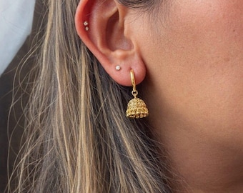 Jhumka in oro su cerchi • Placcato oro 20k • Mini orecchini Jhumka • Orecchini in stile indiano • Micro Jhumka • Orecchini a cerchio • Piccoli Jhumka
