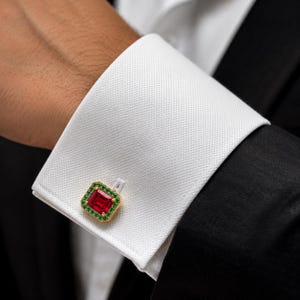 Gemelli da polso da uomo con taglio smeraldo rosso rubino, gemelli da matrimonio placcati in oro, gemma con alone verde, regalo per lo sposo, gioielli formali di lusso
