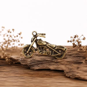 ヴィンテージ真鍮製バイクチャームペンダント：手作りバイカーキーホルダーアクセサリー