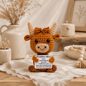 Peluche vache au crochet faite main, jouet amigurumi meuglement positif, jolie décoration de bureau vache tricotée, cadeau d'encouragement