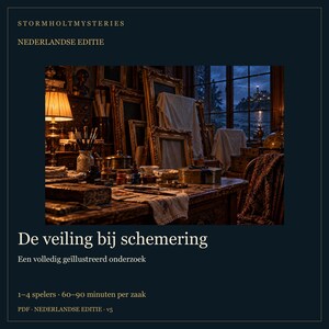 Op de afbeelding: Een speldoos met de titel Stormholt Mysteries: De veiling bij schemering, met een donkere, sfeervolle studeerkamer vol goudkleurige lijsten, een brandende lamp en schildersbenodigdheden, uitkijkend op een nachtelijk zeegezicht met vuurtoren.