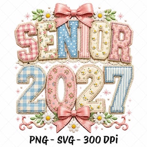 Könnte beinhalten: Eine dekorative Grafik mit dem Text SENIOR 2027 in Blockbuchstaben mit verschiedenen Mustern wie rosa Vichy-Karo, Blumenprints und blauen Punkten. Das Design ist mit rosa Schleifen, weißen Gänseblümchen und grünen Blättern verziert.