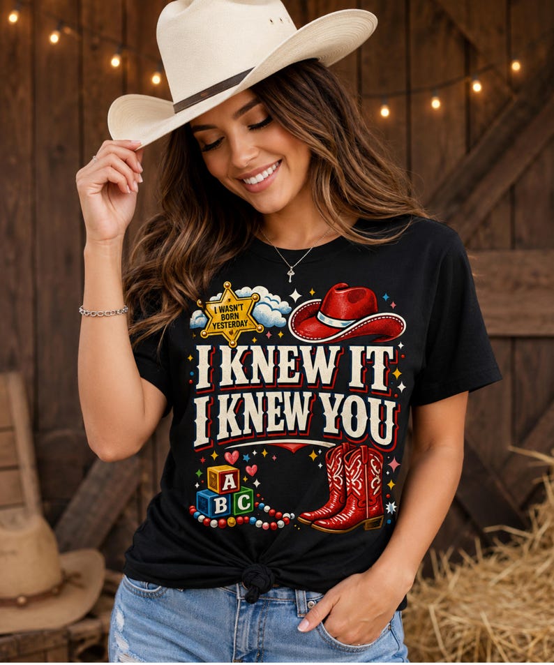 Puede incluir: Una camiseta negra con un estampado gr&aacute;fico que incluye el texto I KNEW IT I KNEW YOU, una estrella de sheriff amarilla con el texto I WASN'T BORN YESTERDAY, un sombrero de vaquero rojo, botas vaqueras rojas y bloques de alfabeto A, B y C.