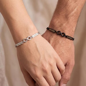 Anpassade Infinity-pararmbandsset, Graverade parnamnsarmband, Matchande armbandsset, Bröllopspresenter för par, Present till honom