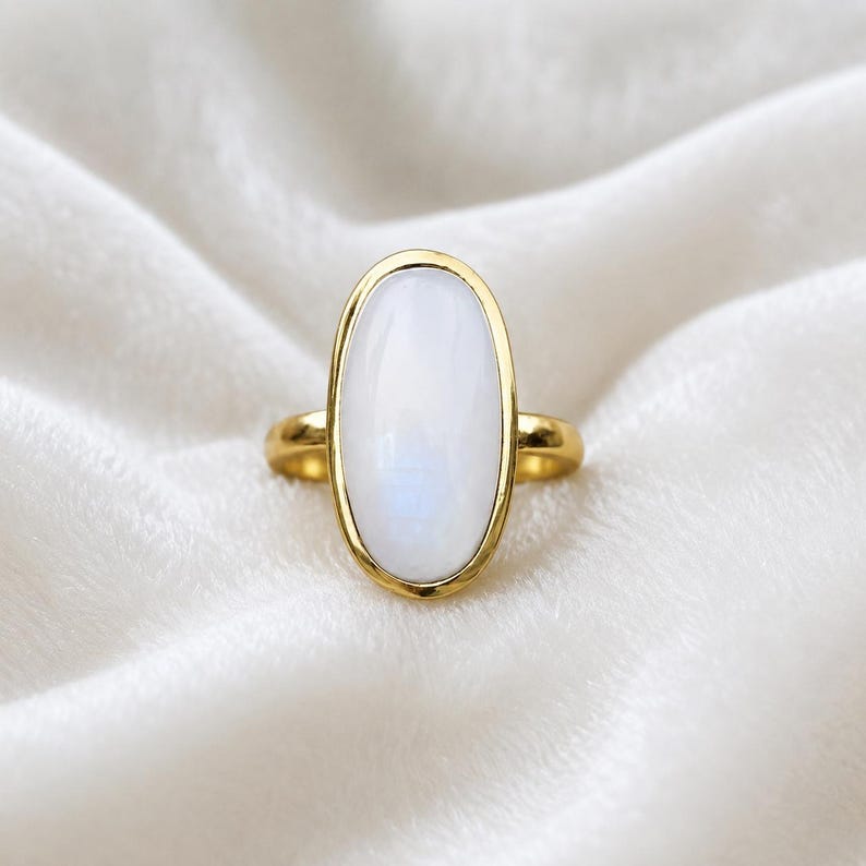Oval vit månstensring, förgylld mässing, minimalistiska statement-smycken