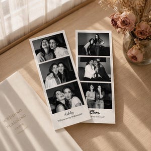 Op de afbeelding: Twee verticale fotostrips met zwart-witafbeeldingen van lachende en poserende mensen. Elke strip bevat de namen Ashley of Clara en de tekst Will you be my bridesmaid? De strips liggen op een licht houten oppervlak.