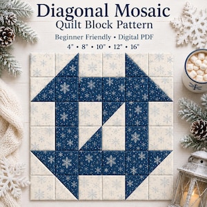 Op de afbeelding: Een digitaal PDF-quiltblokpatroon getiteld Diagonal Mosaic Quilt Block Pattern met maten van 4, 8, 10, 12 en 16 inch. Het vierkante blok heeft een geometrisch ontwerp gemaakt van donkerblauwe en crèmekleurige stofvierkanten met sneeuwvlokken.