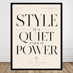 Puede incluir: Un cuadro rectangular con marco, fondo color crema y tipografía negra con serifa. El texto dice: EDITION 01, TIMELESS / EFFORTLESS / YOU, STYLE IS A QUIET FORM OF POWER, CONFIDENCE, ELEGANCE, PRESENCE, EST ALWAYS, y un logotipo SP en el centro.