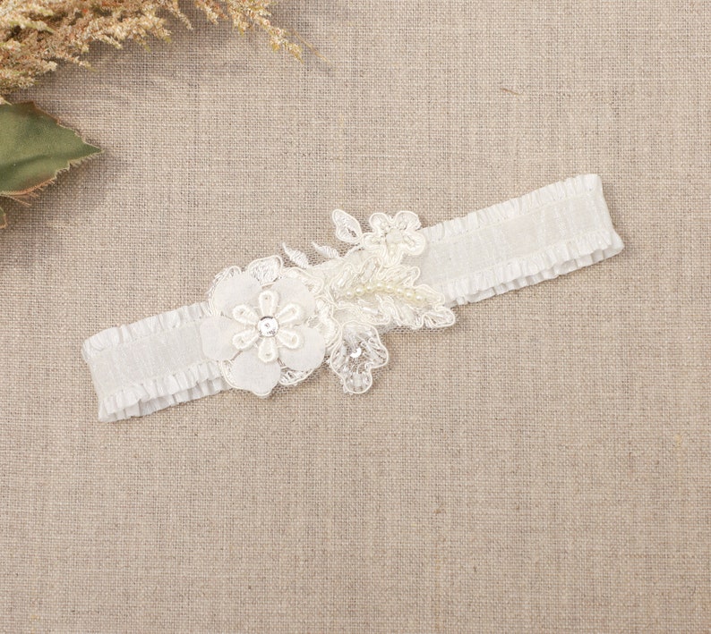 Ivory lace garter, wedding bridal garter, lace garter, wedding garter belt, bridal garter, ivory garter, keepsake garter, toss garter image 3