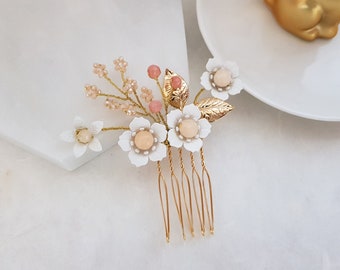 White flower headpiece, bridal hair piece, bridesmaid hair accessory, bridal hair comb, beads hair comb, gold headpiece