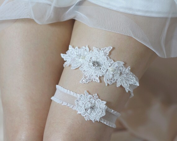 white lace garter set
