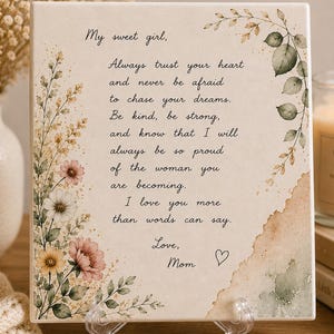 Può includere: Una piastrella quadrata in ceramica con un messaggio sincero, accenti floreali e le parole "My sweet girl". La piastrella presenta un carattere scritto a mano e un design in stile acquerello con elementi floreali rosa, gialli e verdi.