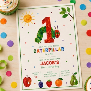 Peut inclure: Une invitation d'anniversaire avec un design coloré représentant le chiffre un et une chenille verte. Le texte dit "Notre petite chenille affamée a un an" et invite les invités à célébrer le premier anniversaire de Jacob. Comprend des confettis colorés et des cupcakes.