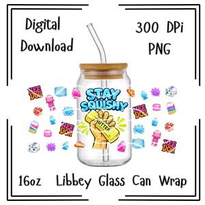 Może przedstawiać: Przezroczysta szklanka typu can o pojemności 16oz z bambusową pokrywką i szklaną słomką. Wzór zawiera niebieski napis STAY SQUISHY, dłoń trzymającą żółtą kostkę masła oraz liczne kolorowe grafiki małych zabawek typu squishy dookoła.