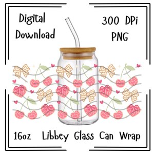Op de afbeelding: Een heldere glazen Libbey-blikverpakking met een bamboe deksel en rietje. De verpakking heeft een herhalend patroon van roze kersen, bruine strikken en kleine roze hartjes. Tekst op de afbeelding luidt "Digital Download", "300 DPI PNG", "16oz Libbey Glass Can Wrap".