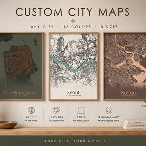 Peut inclure: Trois affiches encadrées de cartes de villes personnalisées représentant San Francisco, Séoul et Boston. Le texte indique CUSTOM CITY MAPS, ANY CITY, 16 COLORS, 8 SIZES, PREMIUM QUALITY et YOUR CITY, YOUR STYLE. Chaque carte montre des réseaux routiers détaillés.
