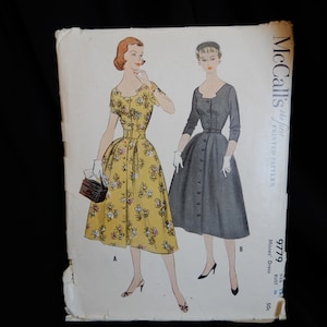 Size 18 bust 36&quot;, 1954 dress, fantastic shaped neckline, fitted bodice, full button front, full skirt, short or 3/4 length sleeves, complete