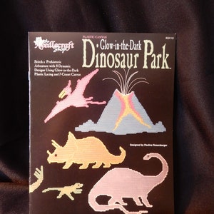 Glow in the Dark Dinosaur Park, les motifs utilisent une toile de 7 points et un laçage en plastique brillant dans le noir, Needlecraft Shop 933110, comprend 8 motifs