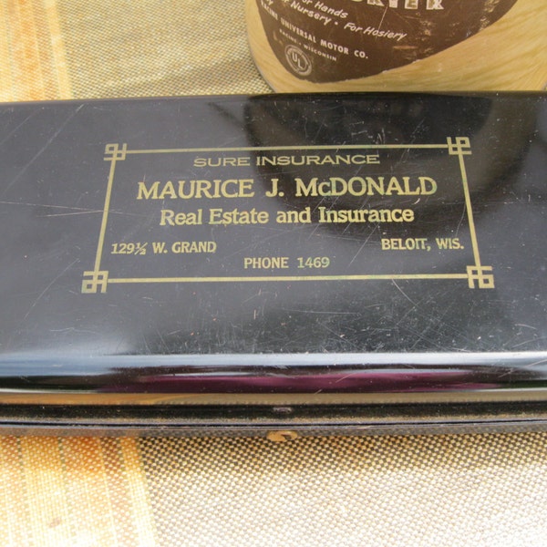 Vintage boîte en acier avec peinture de couvercle à charnière, noir, 11,375 X 5.5 X 2,25 pouces, des lettres d'or et des graphismes sur le couvercle, l'immobilier et d'assurance ad