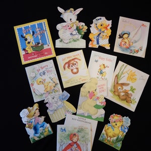 Lot de 13 cartes pour Pâques et Bon rétablissement, vers les années 40 et 50, 4,5 à 6 5/8 po. de hauteur, avec deux mécaniques, un sifflet, un livre de contes, un ruban