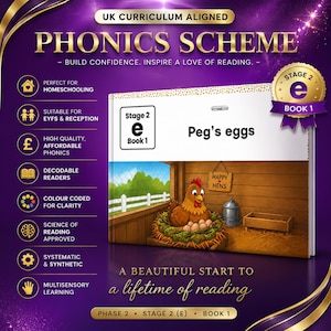 Op de afbeelding: Een rechthoekig educatief boek getiteld Peg's eggs, Stage 2 Book 1, met een bruine kip die op eieren in een hok zit. De kaft bevat een gouden zegel Stage 2 e Book 1, met de tekst UK CURRICULUM ALIGNED en PHONICS SCHEME op de achtergrond.