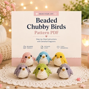 Może przedstawiać: Wzór PDF zatytułowany Beaded Chubby Birds zawierający instrukcje krok po kroku i szczegółowe schematy. Przed znakiem znajduje się sześć małych, okrągłych, ręcznie robionych ptaszków z koralików w kolorze różowym, niebieskim, żółtym, fioletowym i zielonym.