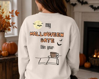 Halloween Sweater | Cozy Reading Rückenprint mit Buch und Kaffee | Spooky Season Sweatshirt für Buchliebhaber