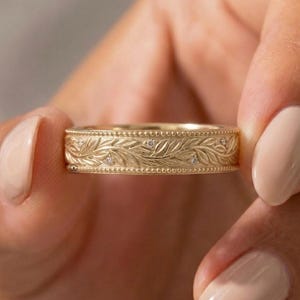 Obrączka ślubna z grawerunkiem liścia, obrączka ślubna z motywem botanicznym, pierścionek z wzorem liścia w stylu vintage, obrączka ślubna z grawerunkiem inspirowanym naturą, diament hodowany laboratoryjnie