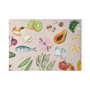 Op de afbeelding: Rechthoekige snijplank met een aquarel illustratie van diverse voedingsmiddelen. Inclusief brood, kiwi, champignons, papaya, broccoli, vis, erwten, spinazie, tomaten en zoutvaatjes. De tekst "S By P" staat in het midden.