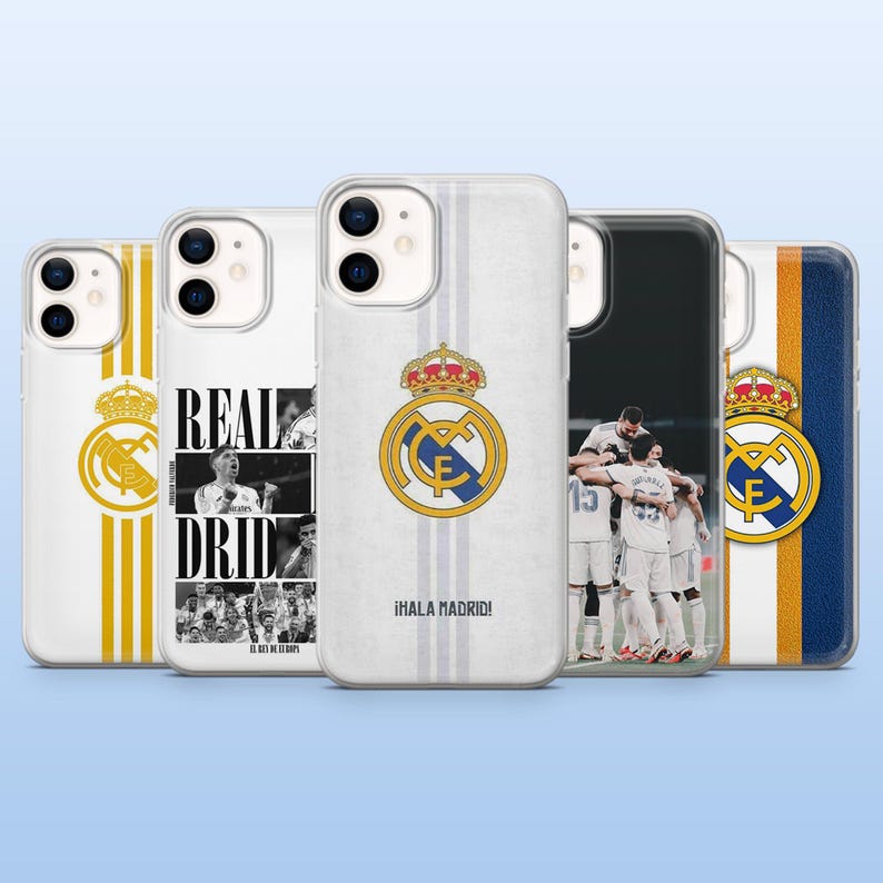 Op de afbeelding: Vijf doorzichtige smartphonehoesjes met ontwerpen van voetbalclub Real Madrid. De hoesjes tonen het clubembleem, teamfoto's en tekst waaronder "REAL MADRID", "&iexcl;HALA MADRID!" en "EL REY DE EUROPA" in diverse lay-outs met gouden, witte en blauwe accenten.