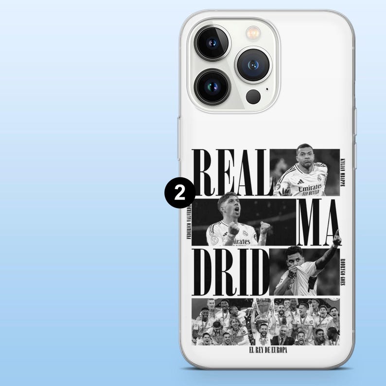 Op de afbeelding: Een doorzichtig smartphonehoesje met een zwart-wit collage van Real Madrid voetbalspelers. Het ontwerp bevat de tekst REAL MADRID, EL REY DE EUROPA en de namen van Kylian Mbappe, Federico Valverde en Rodrygo Goes in een verticale lay-out.