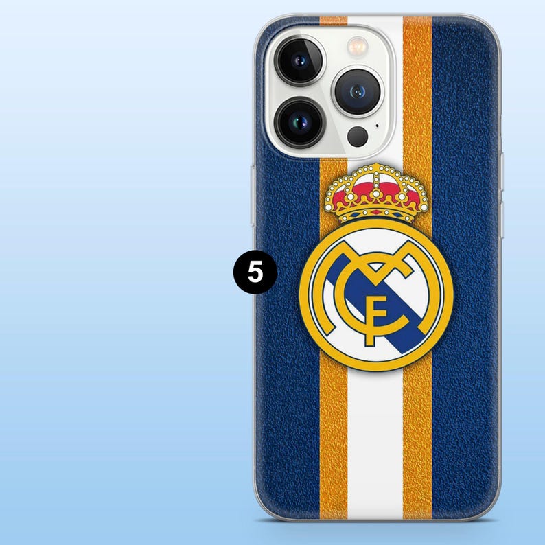 Op de afbeelding: Een smartphonehoesje met een textuurachtergrond van verticale strepen in blauw, wit en goud, met in het midden het embleem van voetbalclub Real Madrid. Het embleem bevat een gouden kroon, een cirkelvormige rand en de letters MCF in blauw op wit.