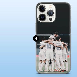 Op de afbeelding: Een doorzichtig smartphonehoesje met een geprinte afbeelding van een voetbalteam in witte tenues dat op het veld bij elkaar staat. Het hoesje toont de cameramodule aan de bovenkant en een zwart rond icoon met het witte cijfer 4 aan de linkerkant.