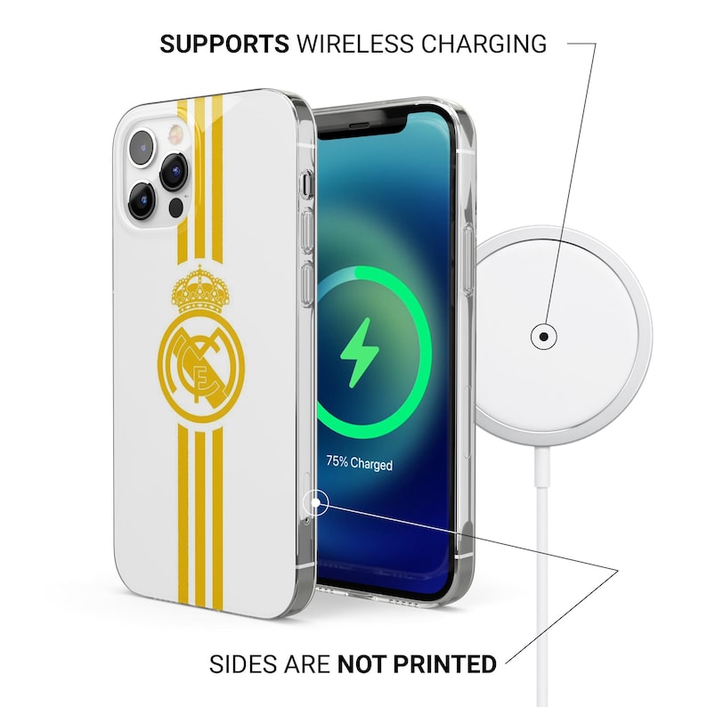 Op de afbeelding: Een doorzichtig smartphonehoesje met een witte verticale streep en een goudkleurig Real Madrid-logo met kroon. De telefoon toont een 75% oplaadicoon naast een witte draadloze oplader. Tekst: SUPPORTS WIRELESS CHARGING en SIDES ARE NOT PRINTED.