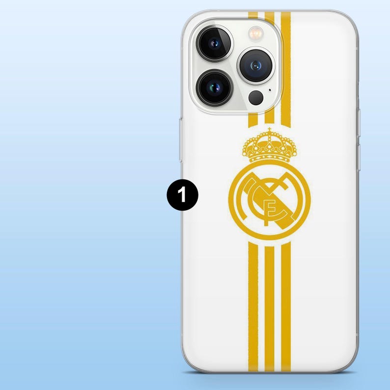 Op de afbeelding: Een witte smartphonehoes met een verticaal goudkleurig streeppatroon in het midden. Het ontwerp bevat een goudkleurig cirkelvormig embleem met een kroon erboven en de letters MCF erin, geplaatst over de verticale strepen op de achterkant.