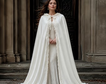 Mantella in velluto avorio con cappuccio e bordo in pizzo, ideale per Natale, Halloween e cosplay.