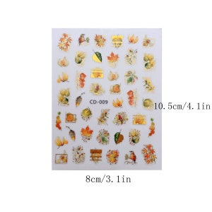 Puede incluir: Una hoja de pegatinas para uñas de 10,5 cm por 8 cm con temática otoñal. Las pegatinas presentan una variedad de diseños otoñales, incluyendo hojas, calabazas, bellotas y pájaros. Las pegatinas están impresas en una hoja transparente y son fáciles de aplicar. La hoja está etiquetada como "CD-009".