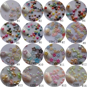 Op de afbeelding: Een verzameling nail art versieringen in verschillende vormen en maten. Inclusief kleine parels, harten, strikken en sterren in meerdere kleuren. Maten variëren van 2 mm tot 19 mm. Ideaal voor nail art ontwerpen.