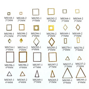 Puede incluir: Surtido de formas de marcos metálicos en plata y oro. Los marcos son de varios tamaños y formas, incluyendo cuadrados, rectángulos, diamantes y triángulos. Los marcos están etiquetados con su tamaño y número de modelo.