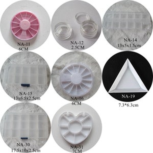 May include: Assortment of clear plastic containers for storing small items, such as beads or rhinestones. The containers come in various shapes, including round, square, and heart-shaped. The containers are labeled with their size in centimeters.