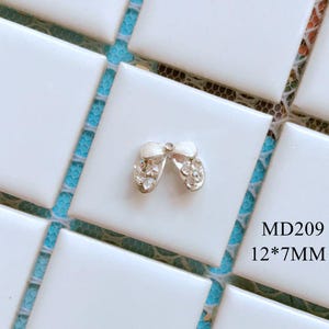 5pcs Fancy Metal 3d Charms Metal Decoration with Rhinestone Bow with Pearls and Rhinestone Nail Art Decoration Cellphone Decoration MD209
