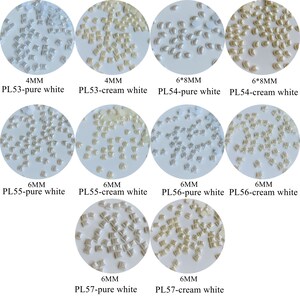 Peut inclure: Assortiment de décorations en plastique ressemblant à des perles, de formes et de tailles variées, notamment des carrés, des ovales, des cœurs et des étoiles. Les décorations sont disponibles en deux couleurs : blanc et crème. Les tailles sont indiquées en millimètres.
