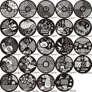 Puede incluir: Conjunto de 24 placas de estampado para nail art en blanco y negro con varios diseños, incluyendo patrones geométricos, motivos florales, animales y texto. Las placas están numeradas del 025 al 048.