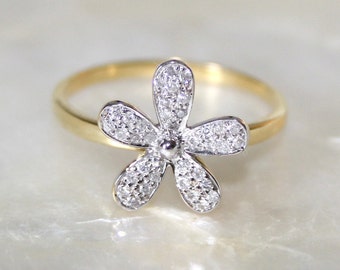 Flower ring with diamonds and 18k gold