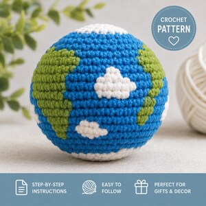 Puede incluir: Un globo terráqueo de ganchillo en azul, verde y blanco. El globo presenta continentes en verde, océanos en azul y nubes blancas. El texto "CROCHET PATTERN" está en un círculo. También se ve el texto "STEP-BY-STEP INSTRUCTIONS", "EASY TO FOLLOW" y "PERFECT FOR GIFTS & DECOR".
