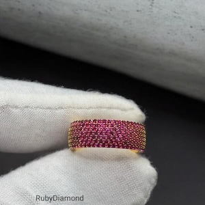 Rubin alliansring 14K gult guldpläterad rosa rubin paveband, ring med juli födelsesten stapelbar vigselring present till henne.