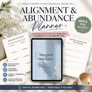Op de afbeelding: Een digitale planner getiteld Alignment & Abundance Planner weergegeven op een tabletscherm, geflankeerd door twee geprinte werkbladen getiteld Thought Pattern en Become Aligned With Your Dreams, met tekst, bloemafbeeldingen en een groene MRR & PLR-badge.